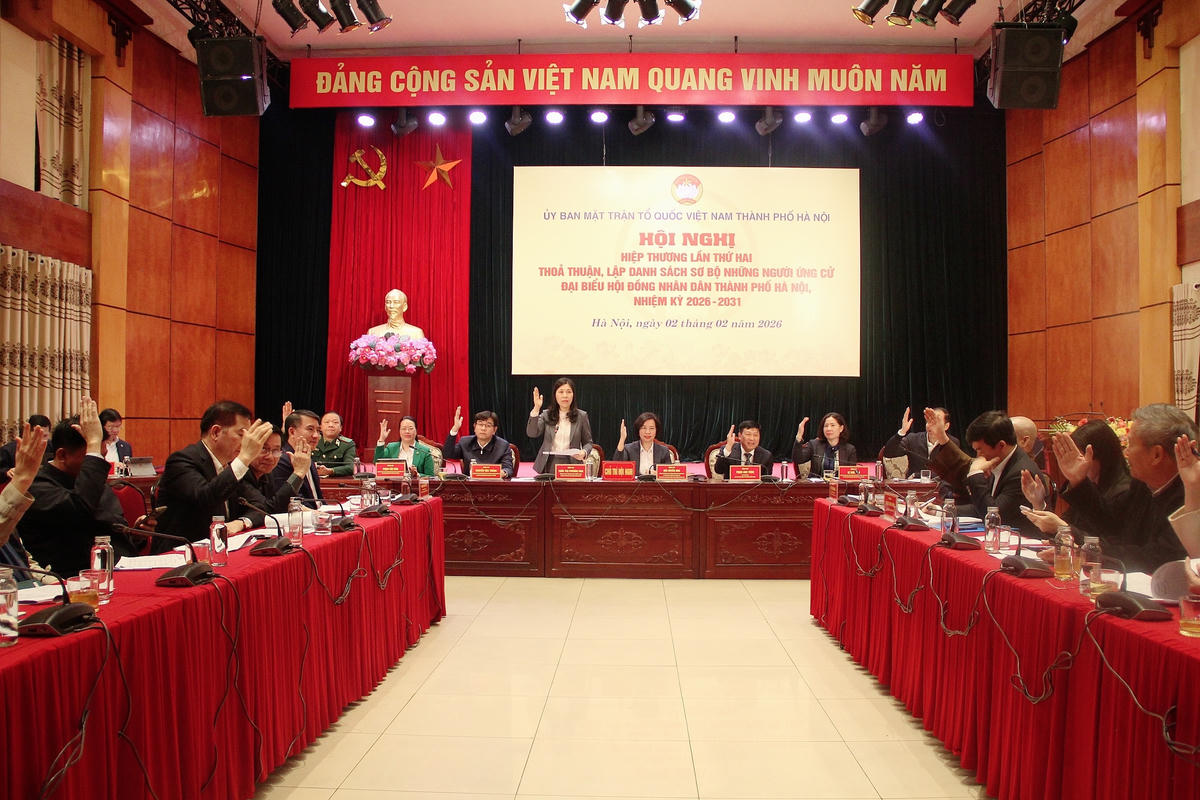 Biểu quyết thông qua danh sách bầu cử HĐND TP Hà Nội nhiệm kỳ 2026-2031 bằng hình thức giơ tay. 