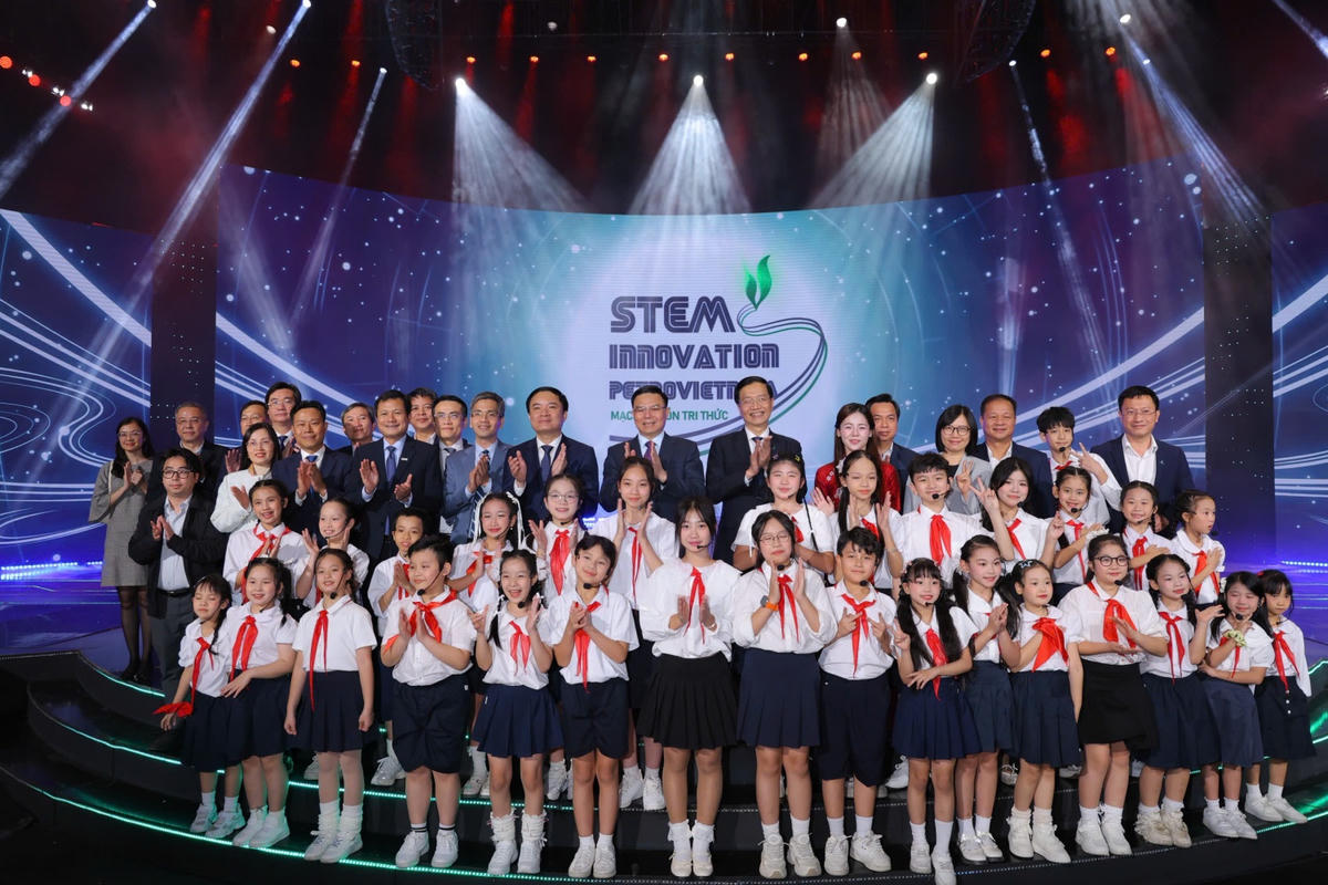 Các đại biểu và các em học sinh tham dự chương trình.