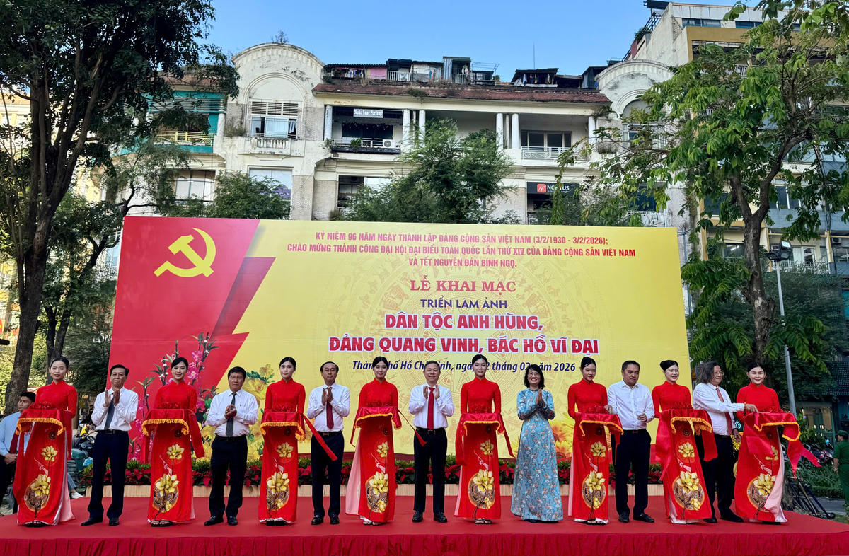 Lễ cắt băng khai mạc triển lãm. Ảnh: H.Phúc