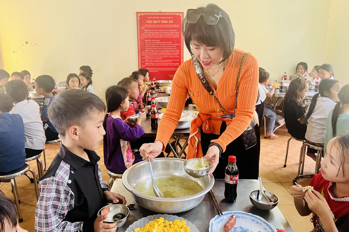 Các cô giáo trong đoàn luôn muốn được tự tay chăm sóc cho các em