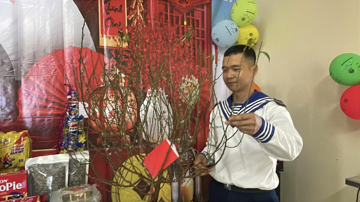 Chiến sĩ nhà giàn DK1 vui mừng chuẩn bị đón tết sớm.