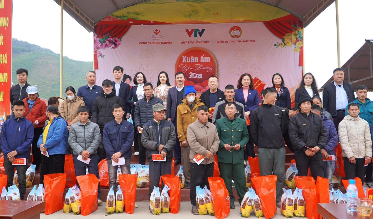 Trao 500 suất quà cho các hộ dân nghèo xã Phúc Lộc. Ảnh: Hải Ly.