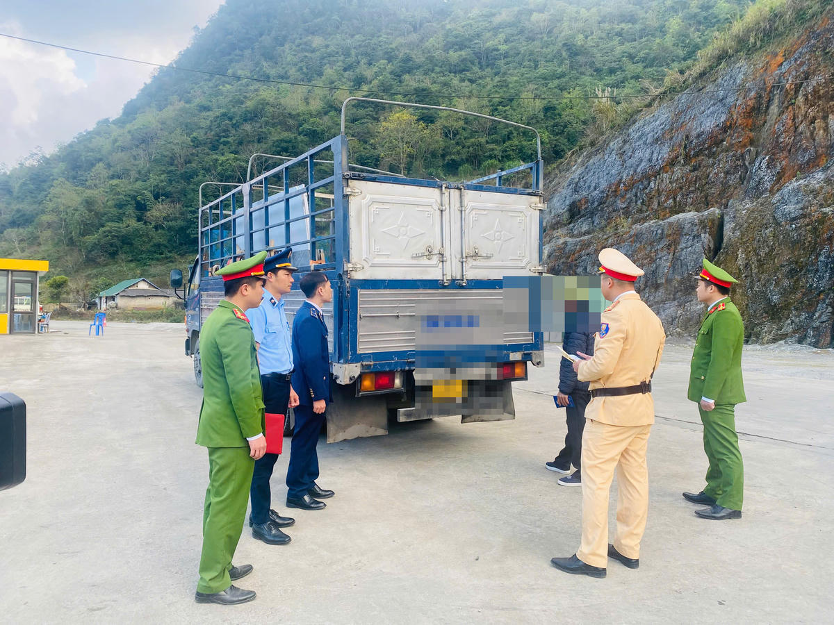 Hơn 1,3 tấn thực phẩm bẩn bị cơ quan Công an bắt giữ.