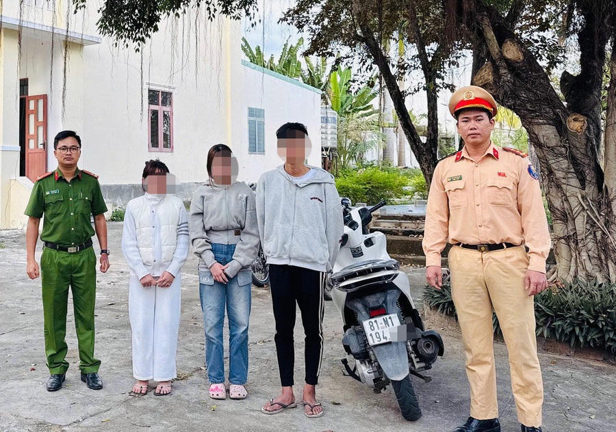 Xử lý nhóm thanh thiếu niên vi phạm giao thông. Ảnh: CV.