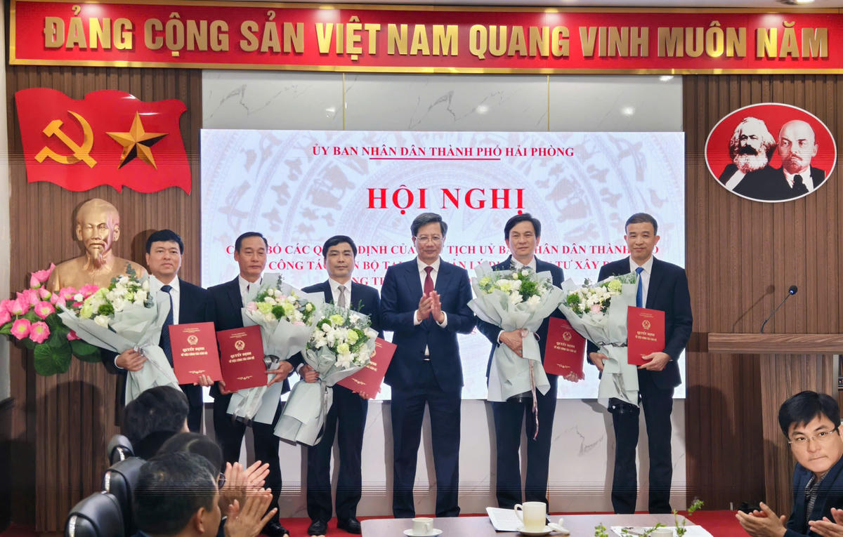 Phó Chủ tịch Thường trực UBND thành phố Lê Anh Quân trao quyết định và tặng hoa chúc mừng  các lãnh đạo Ban QLDA ĐTXD công trình giao thông Hải Phòng. Ảnh: LN.&nbsp;