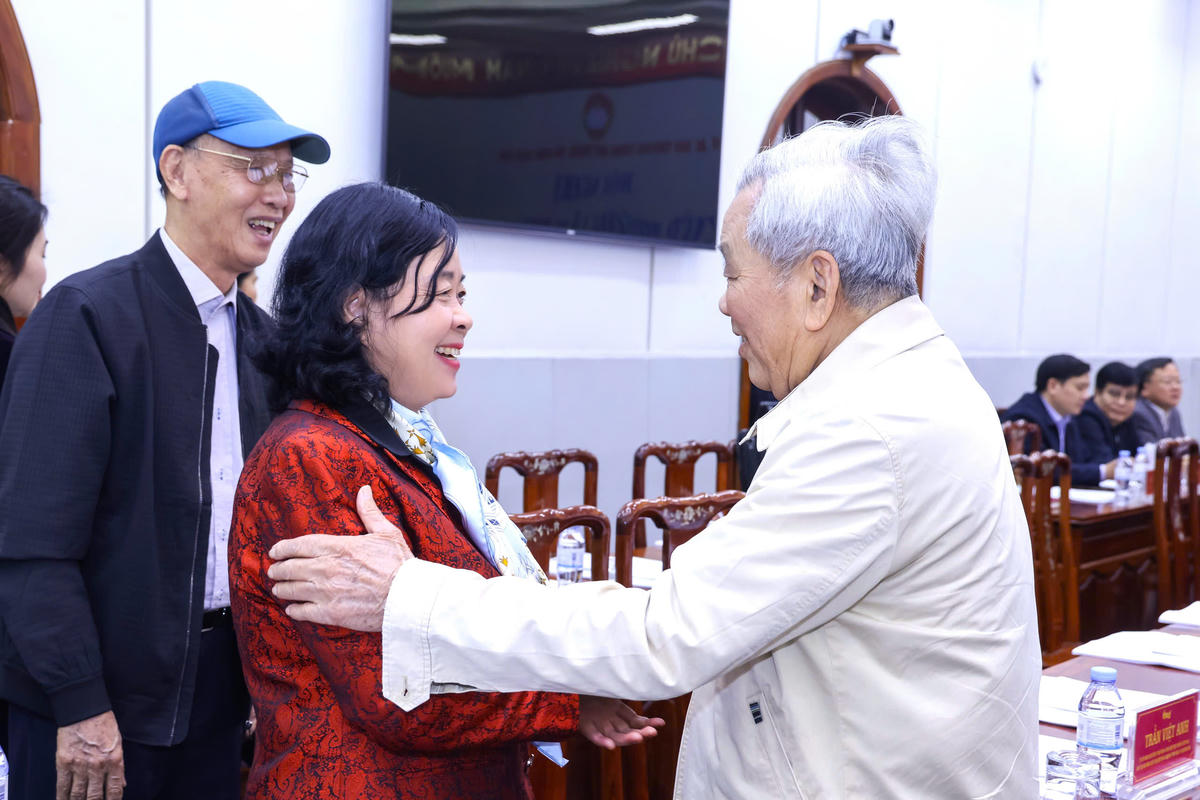 Ủy viên Bộ Chính trị, Bí thư Trung ương Đảng, Bí thư Đảng ủy MTTQ, các đoàn thể Trung ương, Chủ tịch UBTƯ MTTQ Việt Nam&nbsp;Bùi Thị Minh Hoài gặp gỡ các đại biểu tham dự Hội nghị. Ảnh: Quang Vinh.