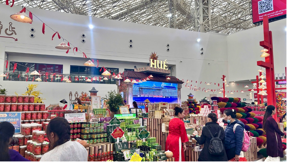 Gian hàng trưng bày của Thành phố Huế thu hút nhiều khách tham quan đến mua sắm và check-in.