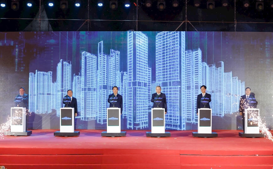 Tổng Bí thư Tô Lâm cùng các đại biểu thực hiện nghi thức khởi công dự án. Ảnh: CĐT