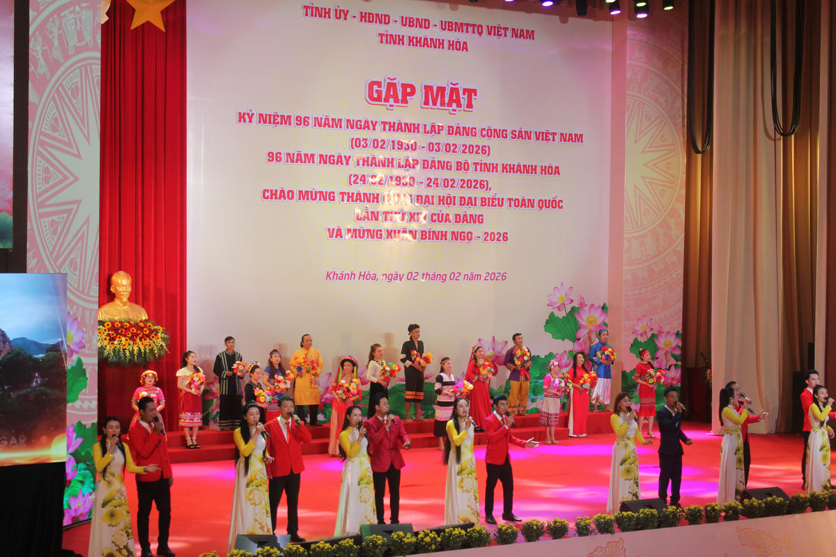 Văn nghệ chào mừng kỷ niệm 96 năm Ngày thành lập Đảng. (ảnh X.H)