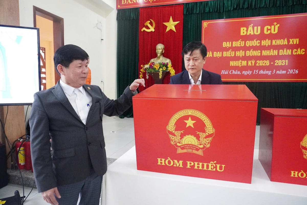 Ông Nguyễn Văn Duy (bên trái), Chủ tịch UBND phường Hải Châu giới thiệu các công tác chuẩn bị bầu cử. Ảnh: Thùy Trang.