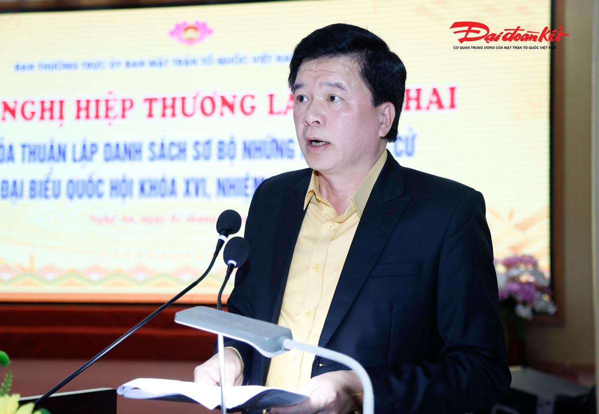 Ông Nguyễn Đình Hùng - Uỷ viên BTV Tỉnh uỷ, Phó Chủ tịch Uỷ ban MTTQ tỉnh Nghệ An&nbsp;báo cáo kết quả giới thiệu người của các cơ quan, tổ chức, đơn vị ứng cử đại biểu Quốc hội khóa XVI. Ảnh: ĐB