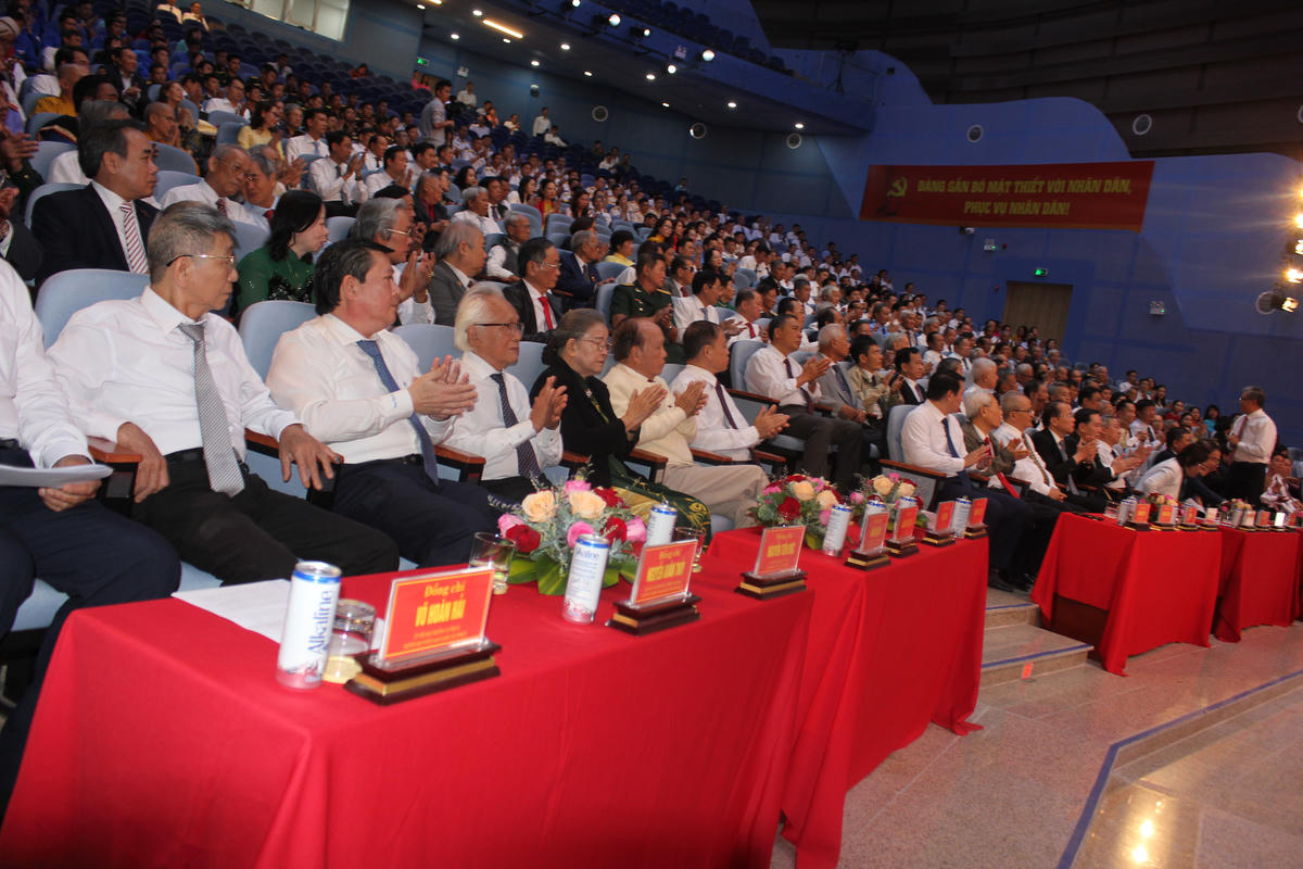 Các đại biểu dự buổi gặp mặt kỷ niệm 96 năm Ngày thành lập Đảng. (ảnh X.H)