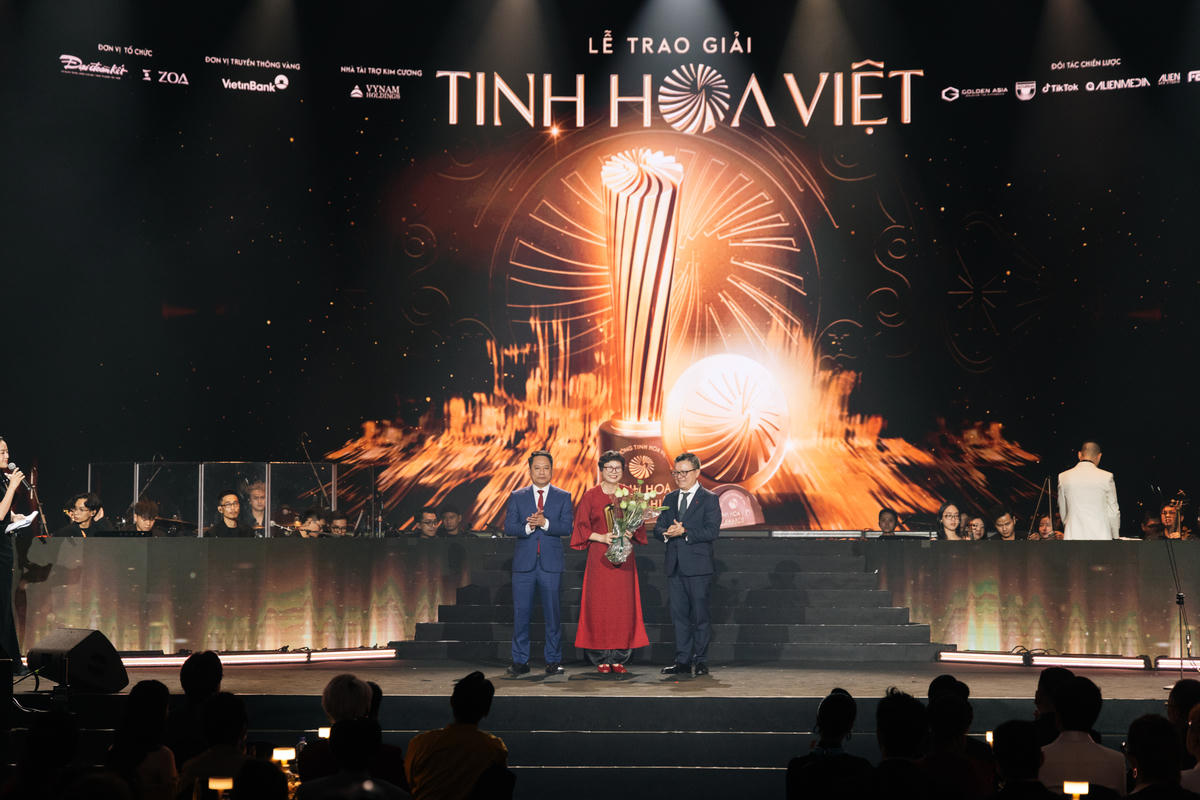 Nhà báo Lê Quốc Minh - Ủy viên Trung ương Đảng, Ủy viên Ban Thường vụ Đảng ủy các cơ quan Đảng Trung ương, Tổng Biên tập Báo Nhân Dân, Phó Trưởng Ban Tuyên giáo và Dân vận Trung ương, Chủ tịch Hội Nhà báo Việt Nam và nhà báo Trương Thành Trung: - Ủy viên Ủy ban Trung ương Mặt trận Tổ quốc Việt Nam, Bí Thư Đảng ủy, Tổng Biên tập Báo Đại đoàn kết trao Giải thưởng đặc biệt - Tinh Hoa Cống Hiến tới Nhạc sĩ Phạm Tuyên. Con gái ông, nhà báo Phạm Hồng Tuyến, thay mặt bố lên nhận giải. Ảnh: BTC
