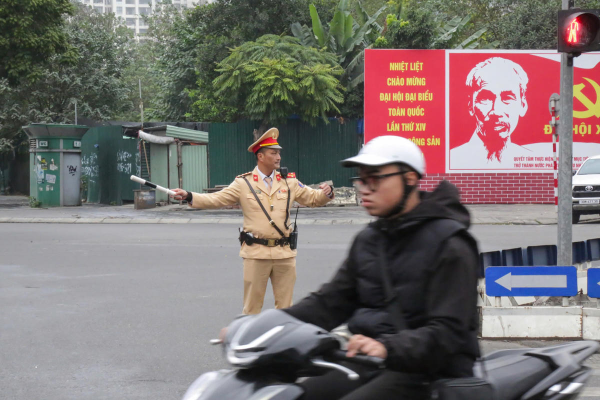 CSGT Hà Nội phân luồng giao thông dịp cận Tết.