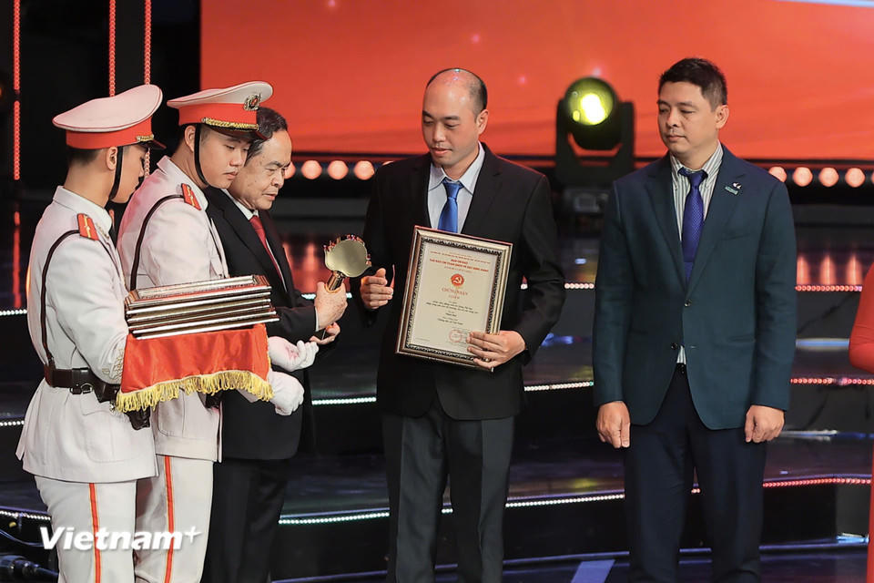 Tác giả Vũ Minh Đức, Thông tấn xã Việt Nam, nhận giải C. (Ảnh: Hoài Nam/Vietnam+).