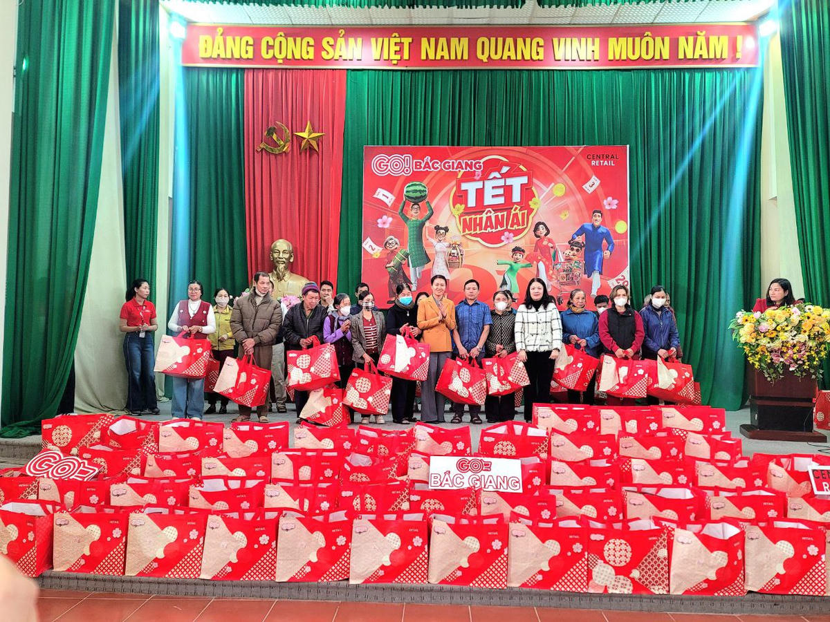 Đại diện Ban giám đốc GO! Bắc Giang phối hợp với chính quyền địa phương trao quà Tết nhân ái