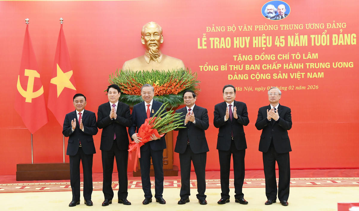 Tổng Bí thư Tô Lâm nhận huy hiệu 45 năm tuổi Đảng