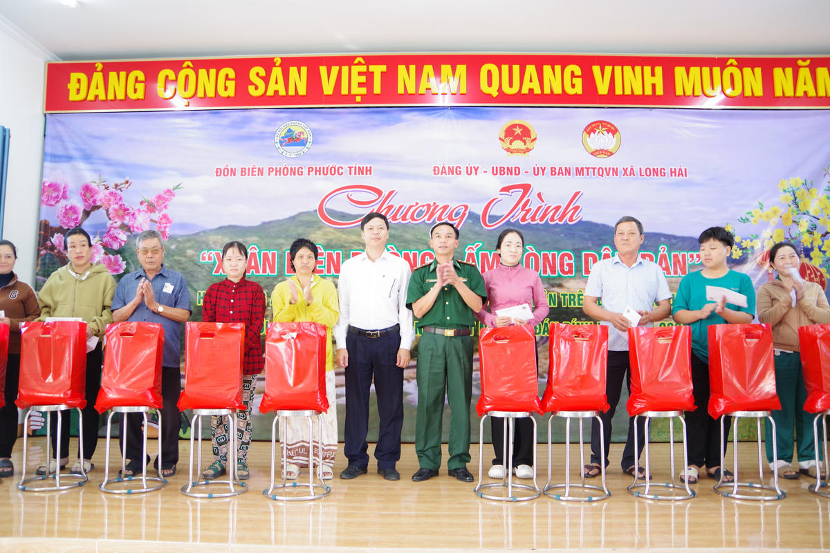 Ban Tổ chức tặng quà tết cho các gia đình chính sách xã Long Hải. Ảnh: Văn Danh.