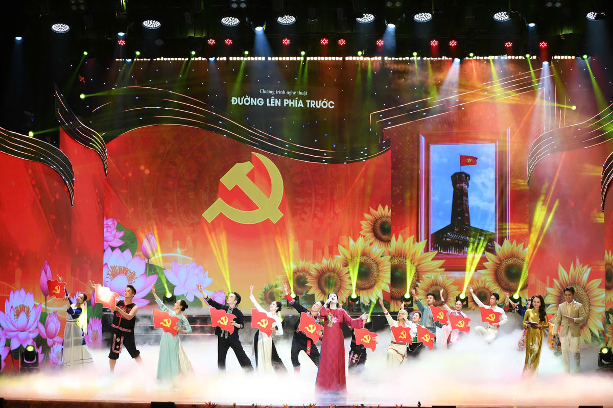 Chương trình nghệ thuật “Đường lên phía trước” được tổ chức nhân kỷ niệm 96 năm Ngày thành lập Đảng Cộng sản Việt Nam (3/2/1930 – 3/2/2026), đồng thời chào mừng thành công Đại hội XIV của Đảng và mừng Xuân Bính Ngọ 2026. Ảnh: Phạm Sỹ.