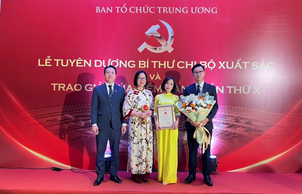 Nhóm tác giả của Báo Đại đoàn kết vinh dự đoạt Giải Búa liềm vàng lần thứ X.