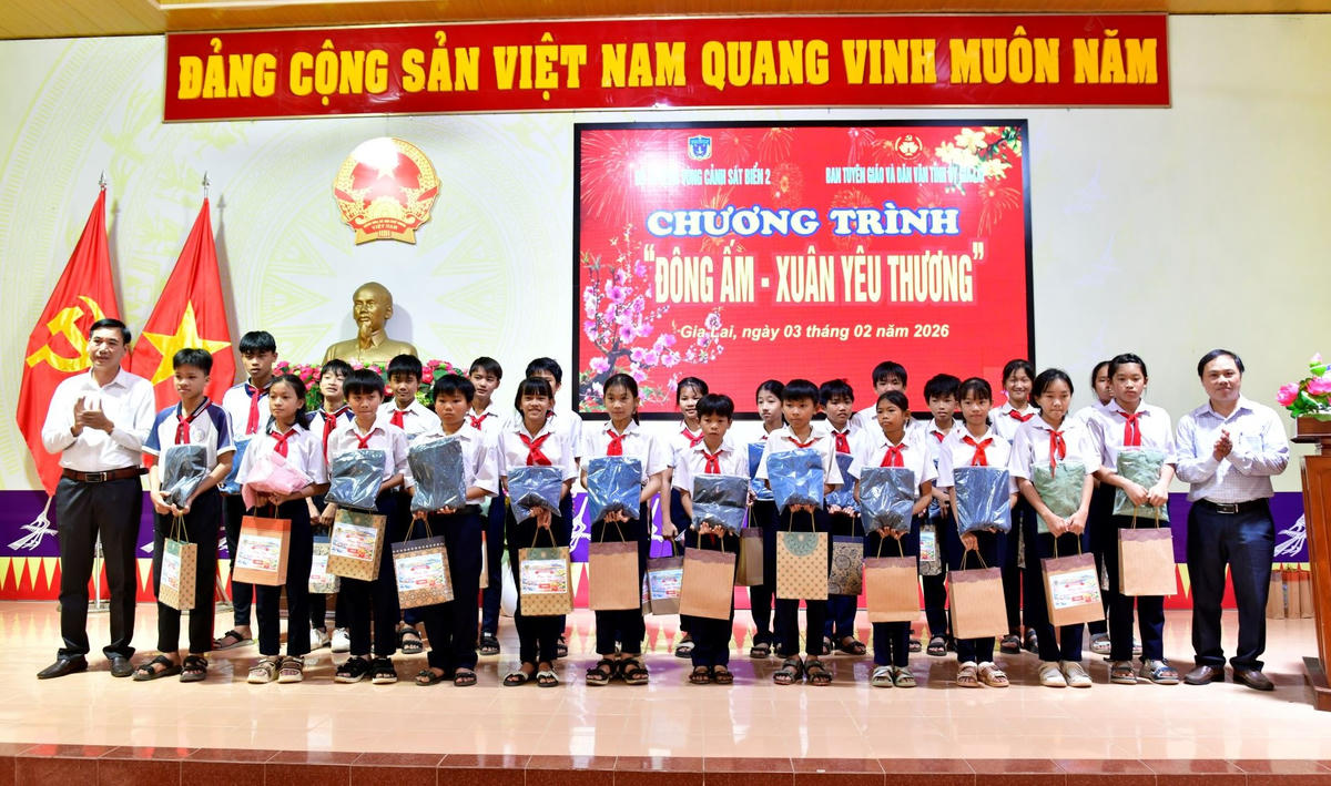 Tặng quà, áo ấm, chăn ấm cho học sinh trường Tiểu học Hoài Châu, trường THCS Hoài Châu. Ảnh: CV.