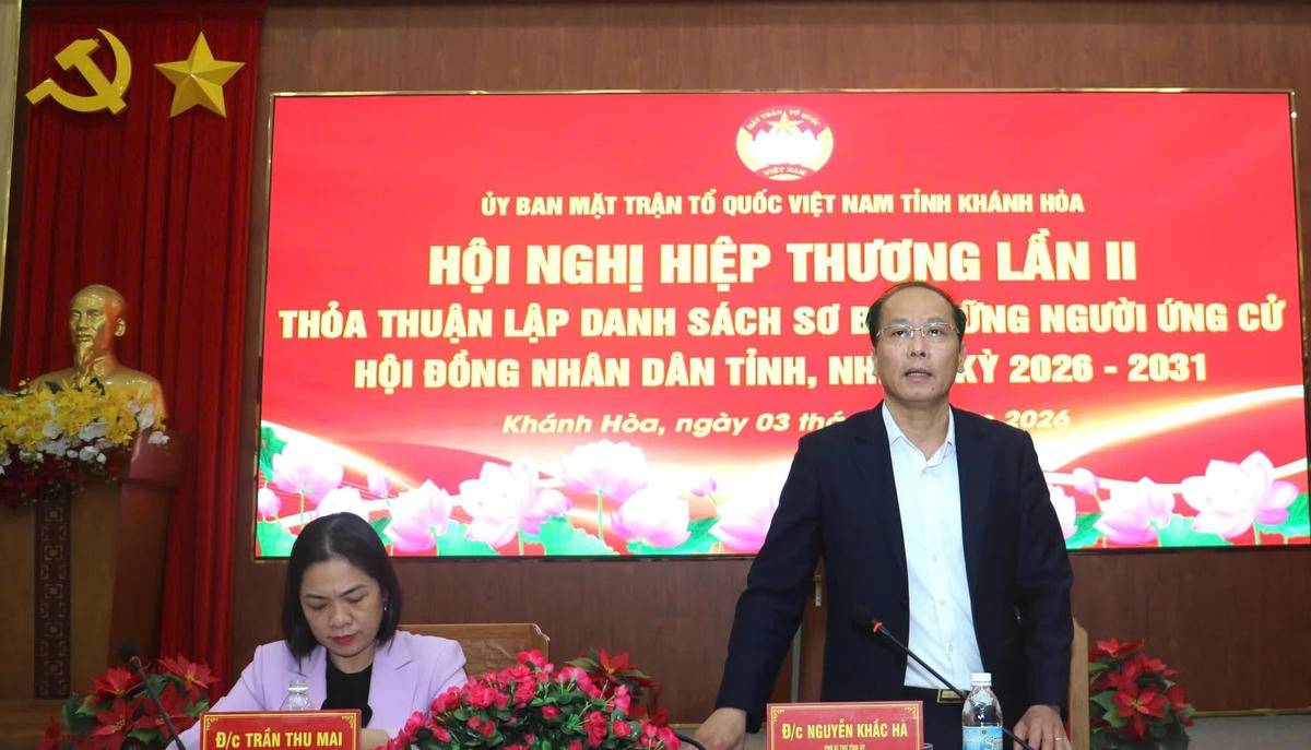 Ông Nguyễn Khắc Hà, Phó Bí thư Tỉnh ủy, Chủ tịch Ủy ban MTTQ Việt Nam tỉnh Khánh Hòa, phát biểu tại hội nghị. (ảnh X.H)