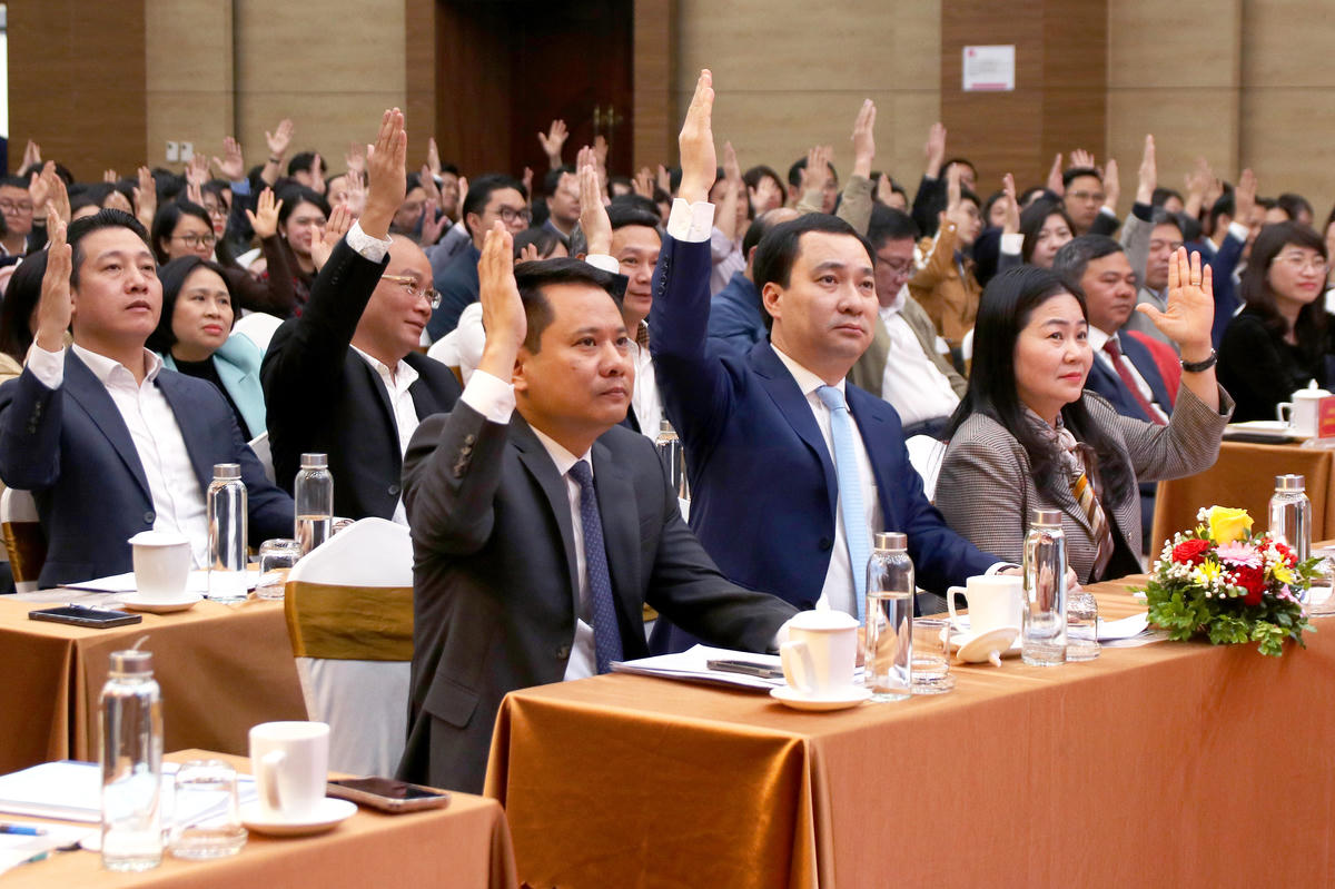 Các đại biểu tiến hành biểu quyết tại Hội nghị.