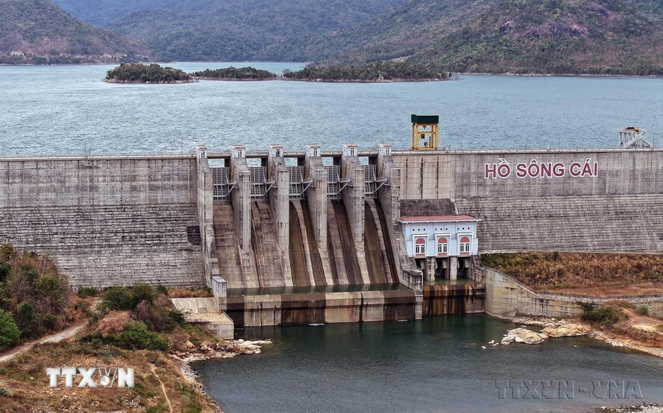 Để hiện thực “giấc mơ” về nguồn nước, tỉnh Ninh Thuận đã tranh thủ sự hỗ trợ của Trung ương, huy động nhiều nguồn lực từng bước đầu tư mạng lưới thủy lợi theo lộ trình, nhằm đảm bảo nguồn nước phục vụ sản xuất, sinh hoạt của tất cả người dân. Trong ảnh: Hệ thống công trình thủy lợi Hồ Sông Cái với dung tích thiết kế trên 219 triệu m3 (Bác Ái, Ninh Thuận). (Ảnh: Công Thử/TTXVN)