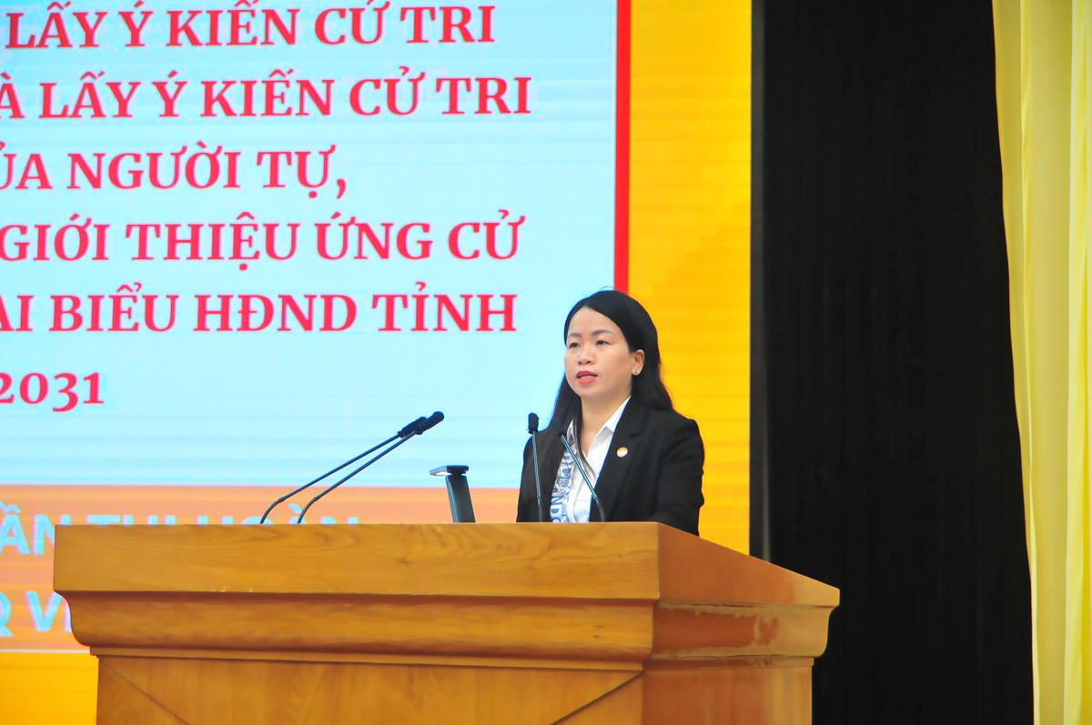 Bà Trần Thị Hoàn, Phó Chủ tịch Ủy ban MTTQ Việt Nam tỉnh Tuyên Quang phát biểu hướng dẫn nội dung công tác bầu cử.