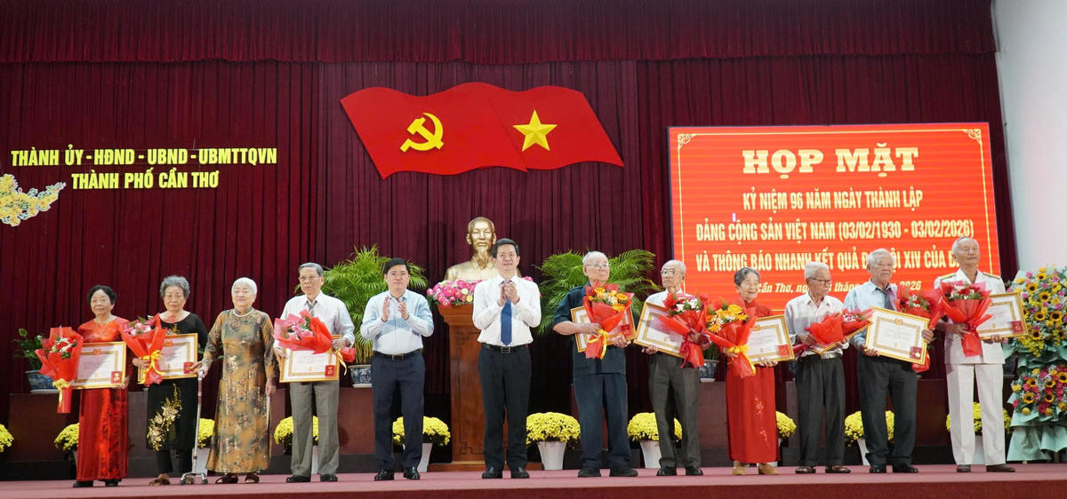 Trao Huy hiệu Đảng cho các đảng viên. Ảnh Trung Kiên.