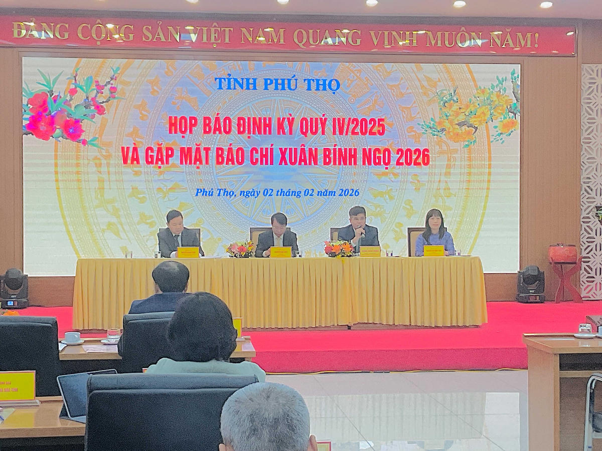 Lãnh đạo tỉnh Phú Thọ giải đáp nhiều nội dung trong phần họp báo. Ảnh: Tùng Duy