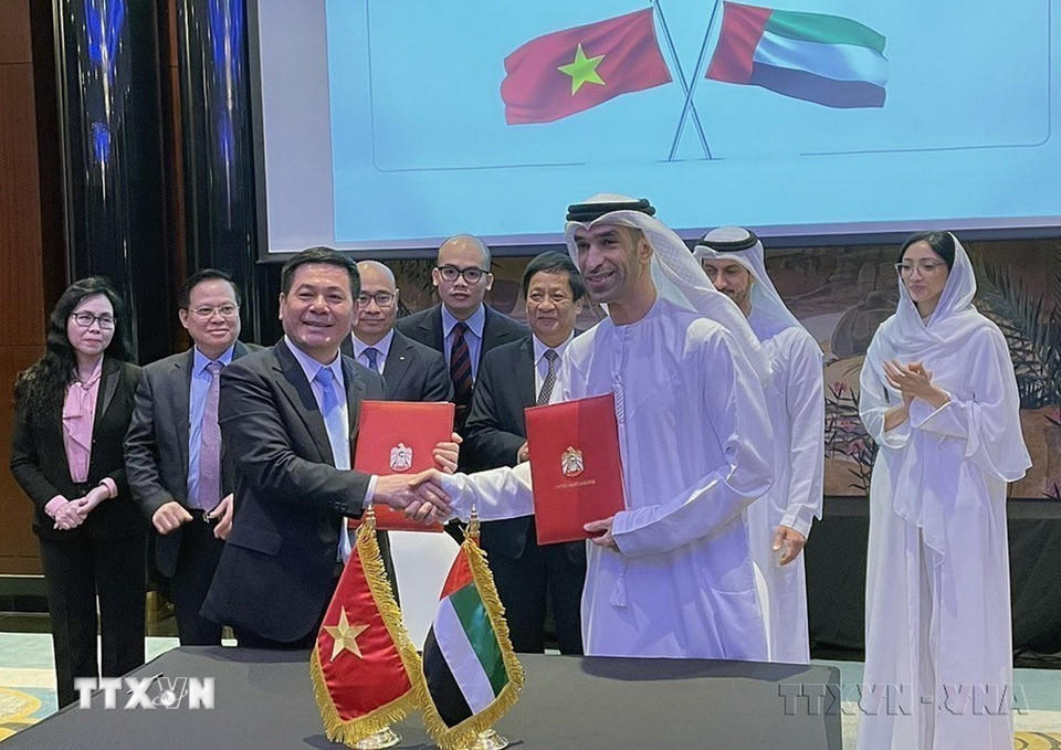 Bộ trưởng Bộ Công Thương Việt Nam Nguyễn Hồng Diên và Quốc vụ khanh, Bộ trưởng Bộ Ngoại thương UAE, Tiến sĩ Thani Bin Ahmed Al Zeyoudi tuyên bố cấp Bộ trưởng về việc khởi động đàm phán Hiệp định đối tác toàn diện Việt Nam-UAE (CEPA), ngày 6/4/2023. (Ảnh: TTXVN phát)