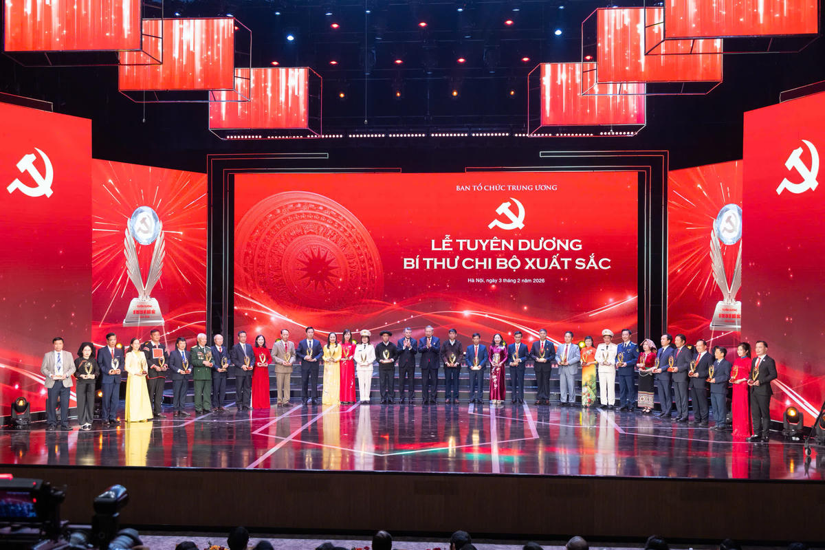 Tổng Bí thư Tô Lâm và Trưởng ban Tổ chức Trung ương Lê Minh Hưng trao biểu trưng cho các Bí thư chi bộ xuất sắc (Ảnh: Quang Vinh)
