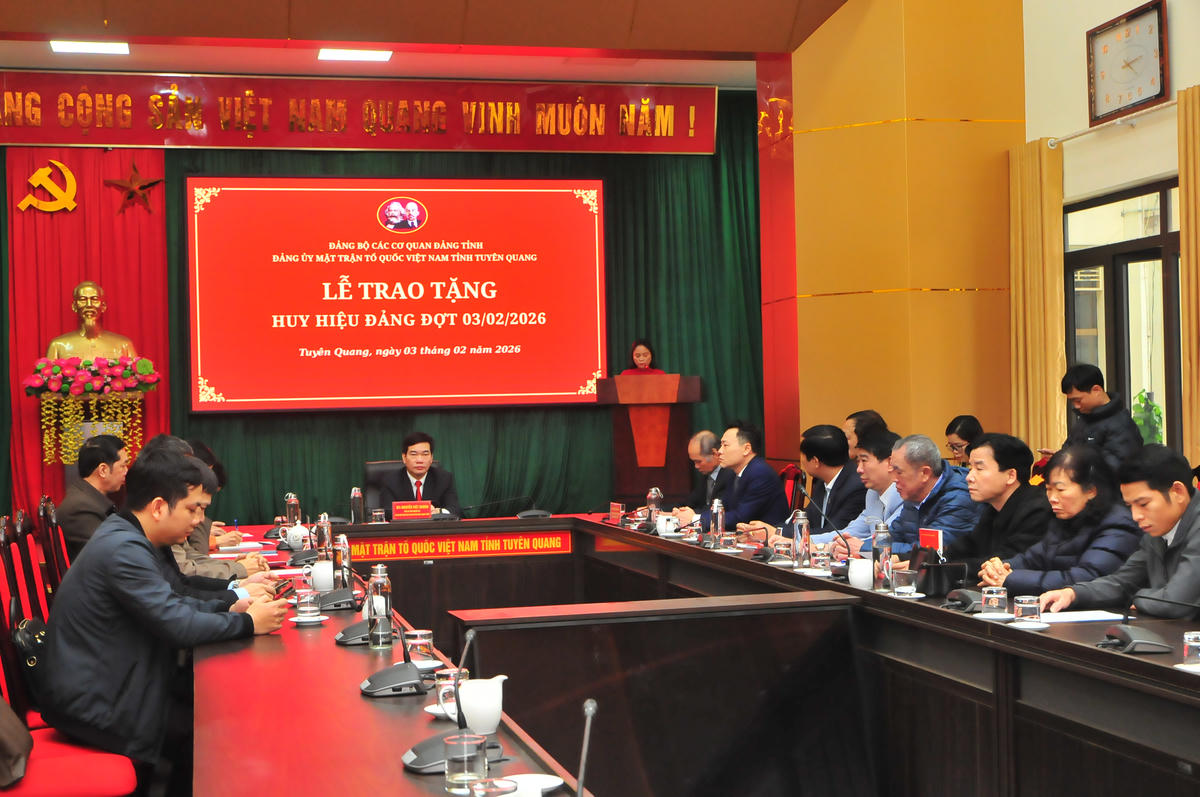 Lễ trao tặng Huy hiệu Đảng diễn ra trang trọng, cảm xúc. Ảnh: Xuân Trường.