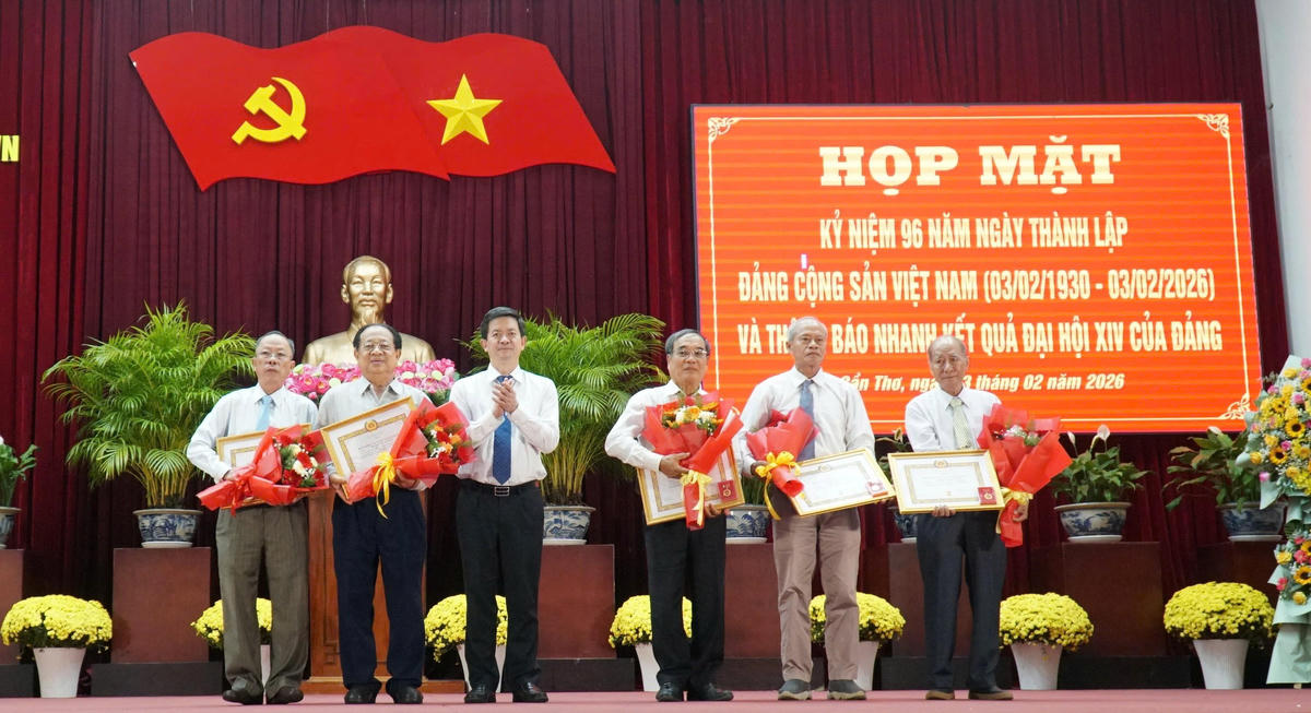 Bí thư Thành ủy Cần Thơ Lê Quang Tùng trao Huy hiệu Đảng cho các đảng viên. Ảnh Trung Kiên.&nbsp;. 