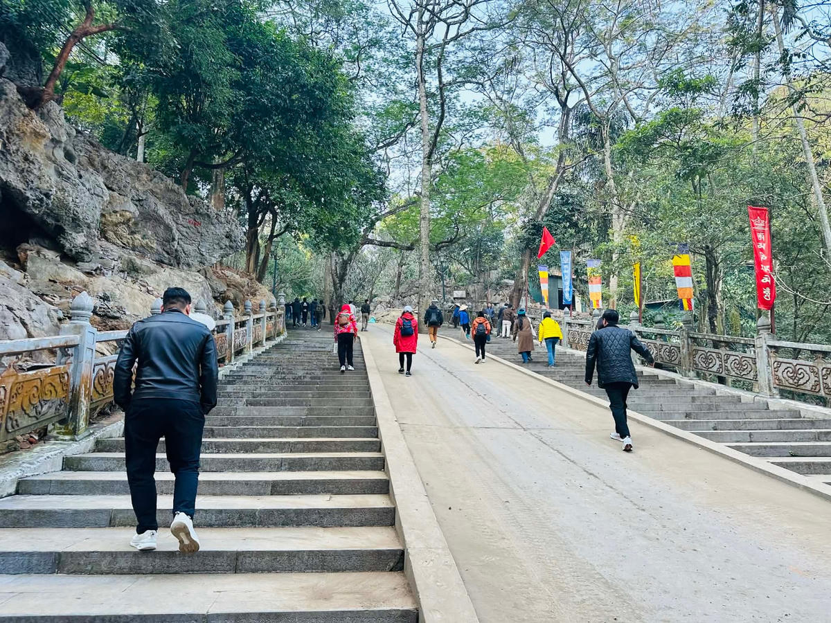Khu vực đi lên chùa Thiên Trù được cải tạo sạch đẹp và rộng rãi.