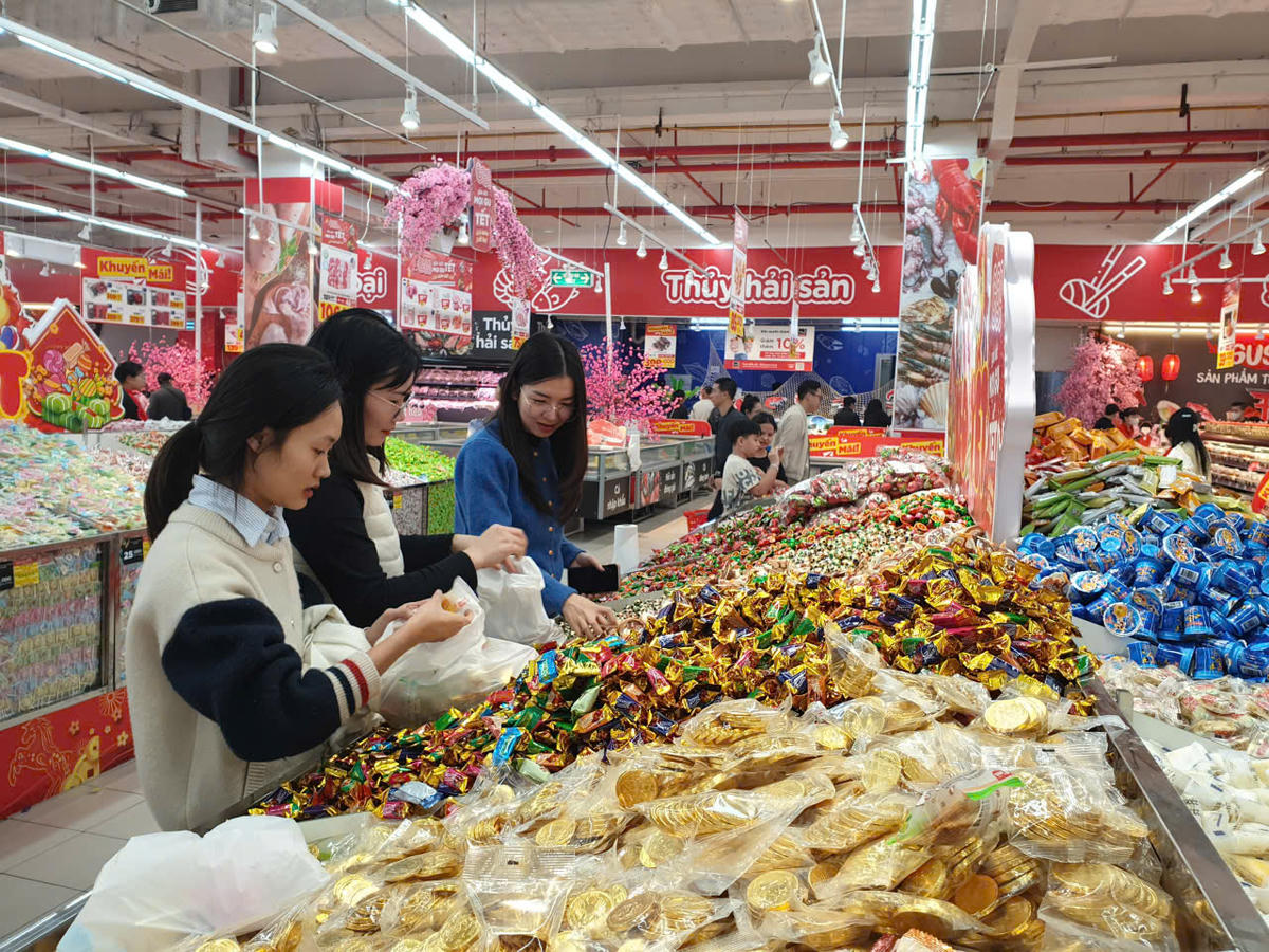 Hệ thống siêu thị đã chuẩn bị nguồn hàng Tết dồi dào, đáp ứng nhu cầu của người dân. Ảnh: Xuân Ngọc.