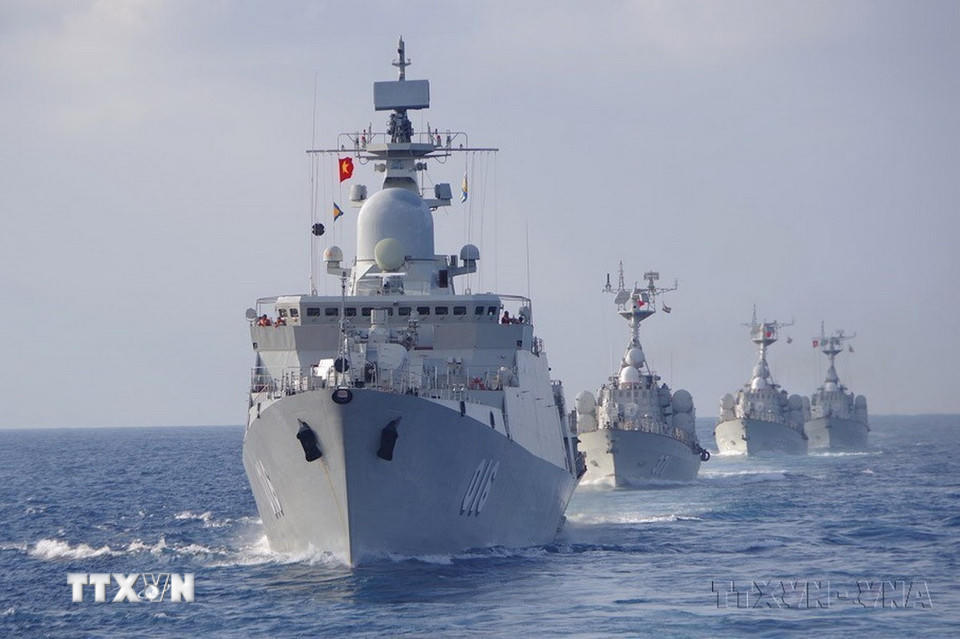 Các tàu của Lữ đoàn 162 (Vùng 4 Hải quân) thực hiện nhiệm vụ huấn luyện trên biển. (Ảnh: TTXVN phát)
