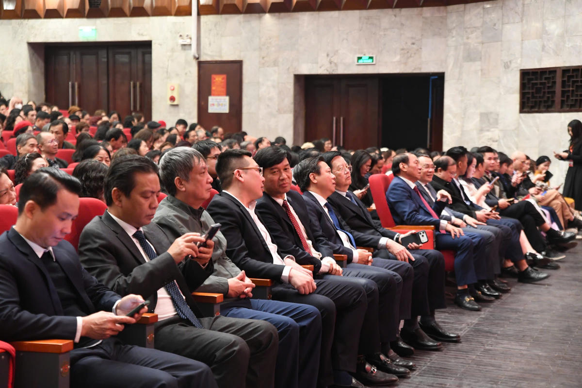 Các đại biểu tham dự chương trình nghệ thuật&nbsp;“Đường lên phía trước”. Ảnh: Phạm Sỹ.