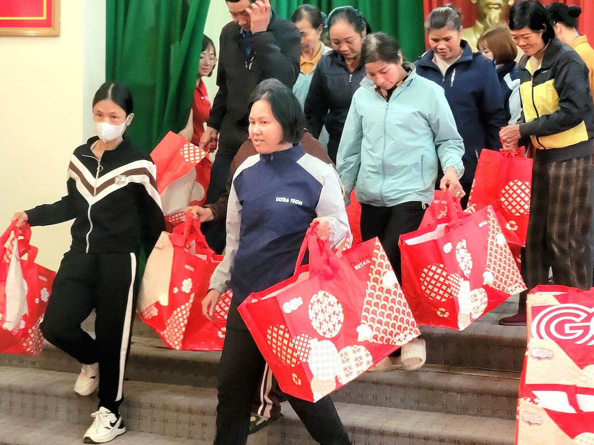 Niềm vui của người dân khi nhận được quà Tết nhân ái