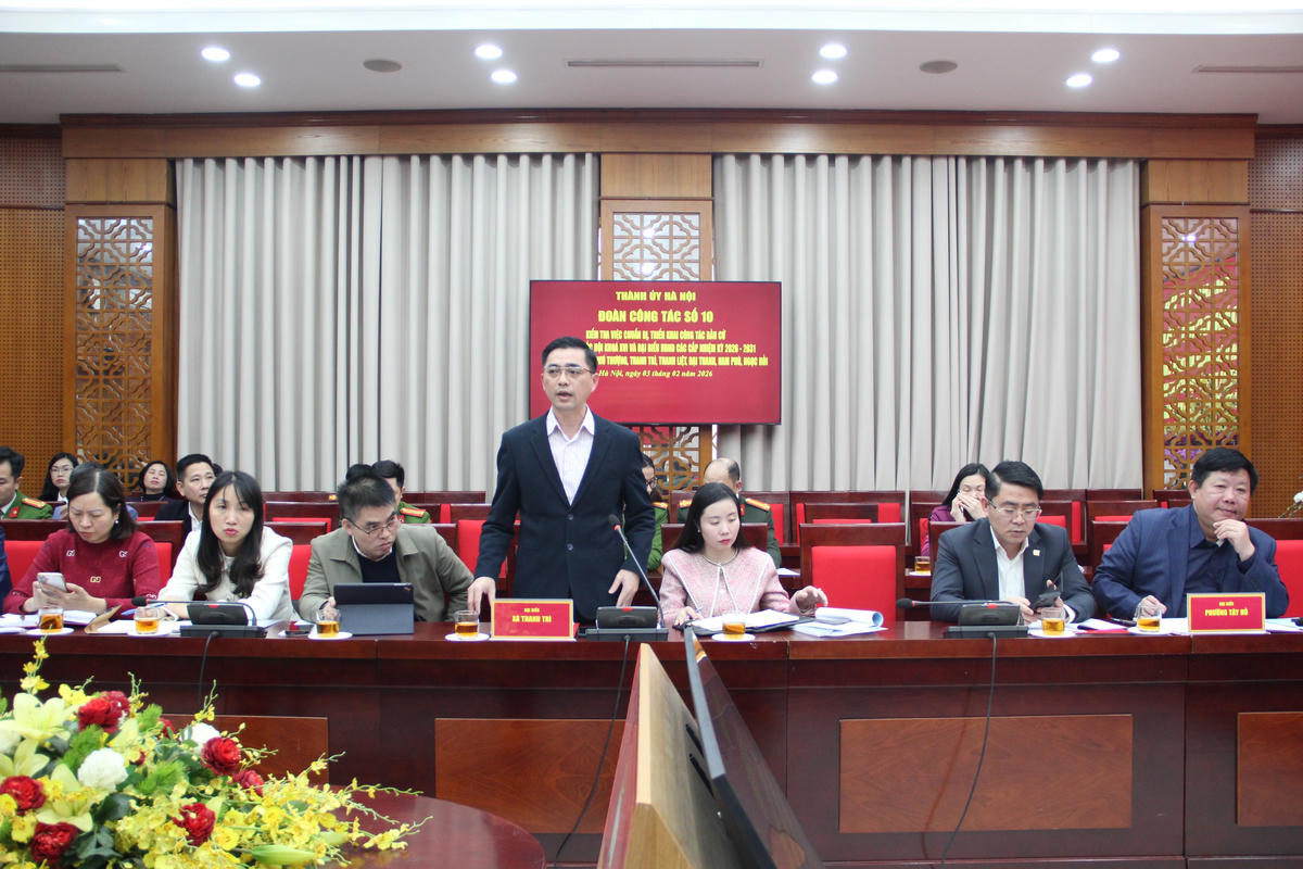 Lãnh đạo xã Thanh Trì báo cáo với đoàn kiểm tra, giám sát. Ảnh: PV