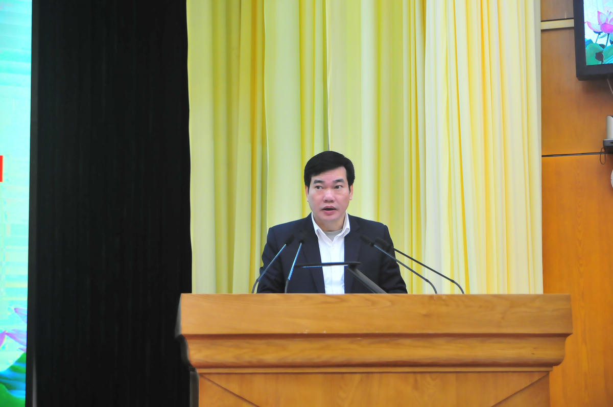 Ông Nguyễn Việt Khánh, Phó Chủ tịch Ủy ban MTTQ Việt Nam tỉnh Tuyên Quang, báo cáo tình hình giới thiệu danh sách người ứng cử.