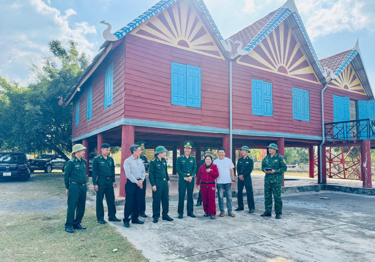 Lãnh đạo Ban Chỉ huy Biên phòng kiểm tra công tác chuẩn bị triển khai Chương trình. Ảnh: TN.