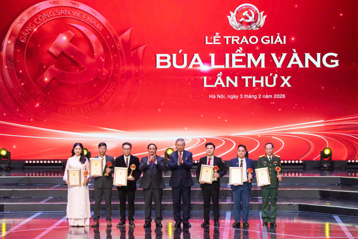 Tổng Bí thư Tô Lâm và Thủ tướng Chính phủ Phạm Minh Chính trao giải A cho các tác giả đoạt giải A Búa liềm vàng lần thứ X (Ảnh: Quang Vinh)