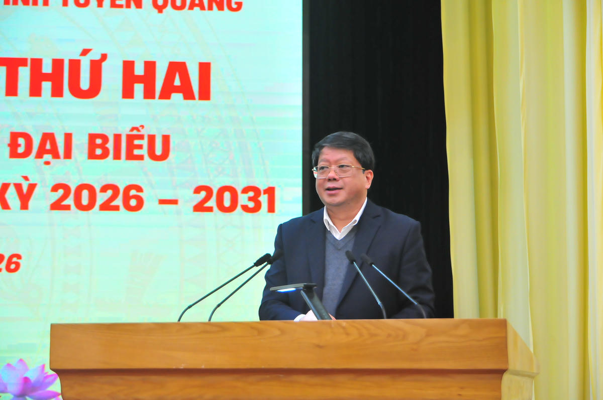 Ông Hà Trung Kiên, Ủy viên Ban Thường vụ Tỉnh ủy, Phó Chủ tịch Thường trực Ủy ban MTTQ Việt Nam tỉnh Tuyên Quang phát biểu điều hành hội nghị. Ảnh: Xuân Trường.