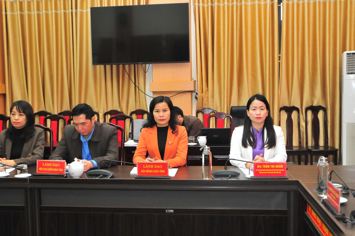 Các đại biểu tham dự Lễ trao Huy hiệu Đảng chiều 3/2. Ảnh: Xuân Trường.