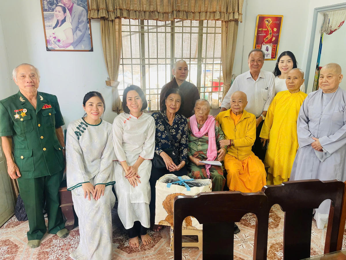 Hội Hỗ trợ gia đình liệt sỹ tỉnh Đồng Nai tặng quà và chúc Tết Mẹ Việt Nam anh hùng. Ảnh: H.N