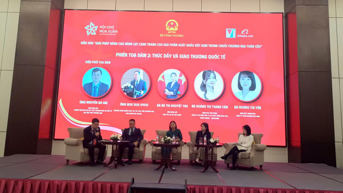 Các diễn giả tham gia Diễn đàn. Ảnh: T.N.