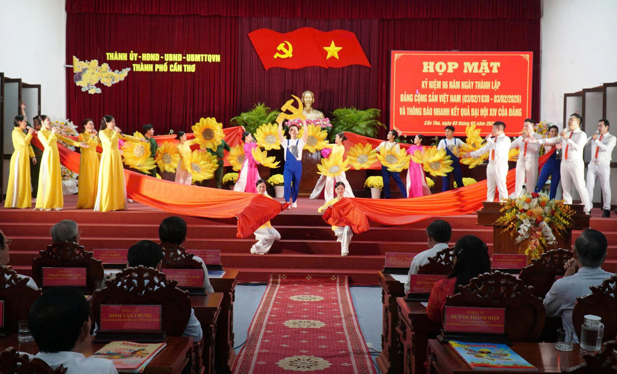 Văn nghệ chào mừng buổi họp mặt. Ảnh Trung Kiên.&nbsp;