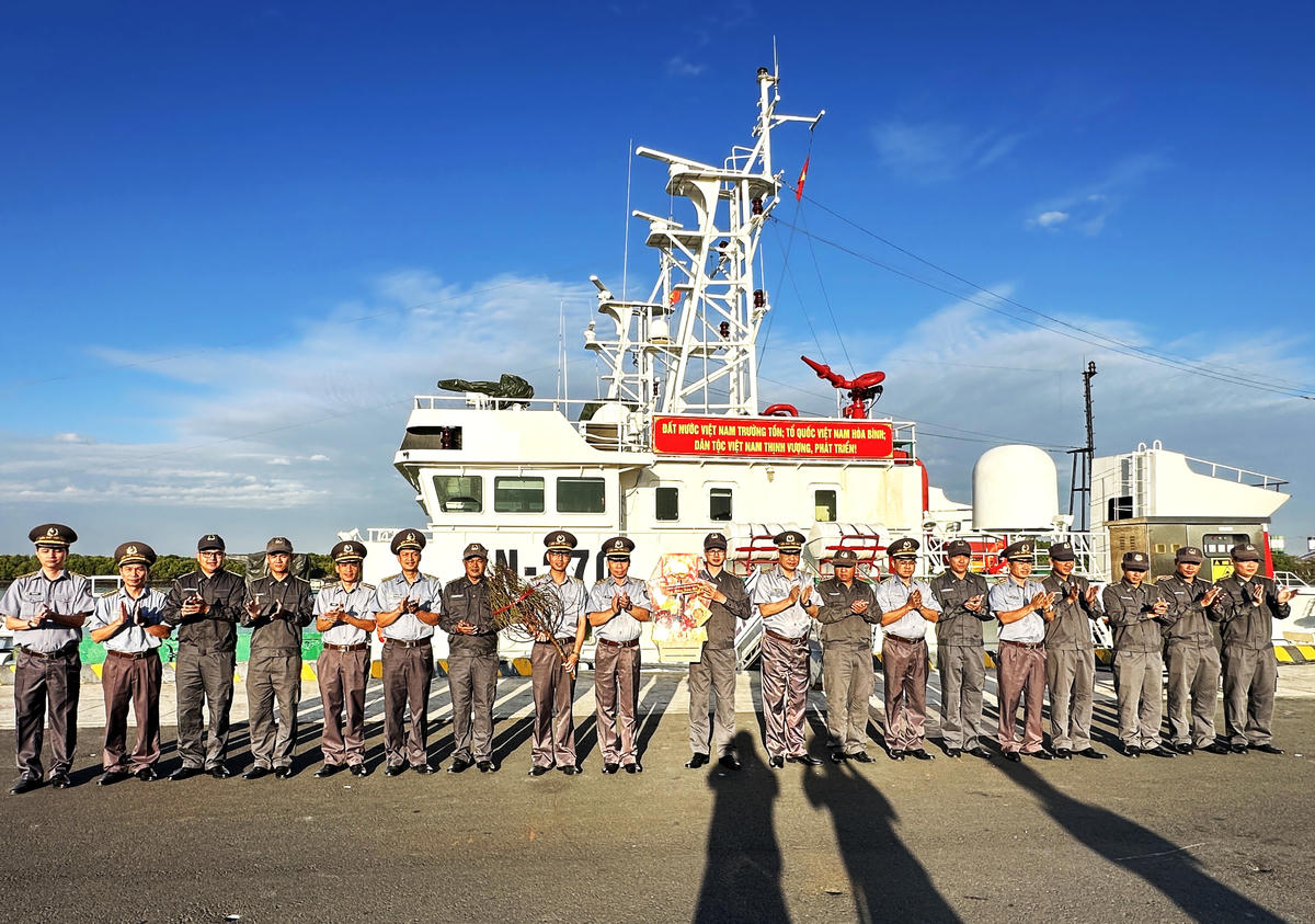 Lãnh đạo Chi đội Kiểm ngư số 2 tặng quà tết động viên cán bộ, nhân viên tàu KN 270 trước giờ lên đường thực hiện nhiệm vụ. Ảnh: Định Huấn.